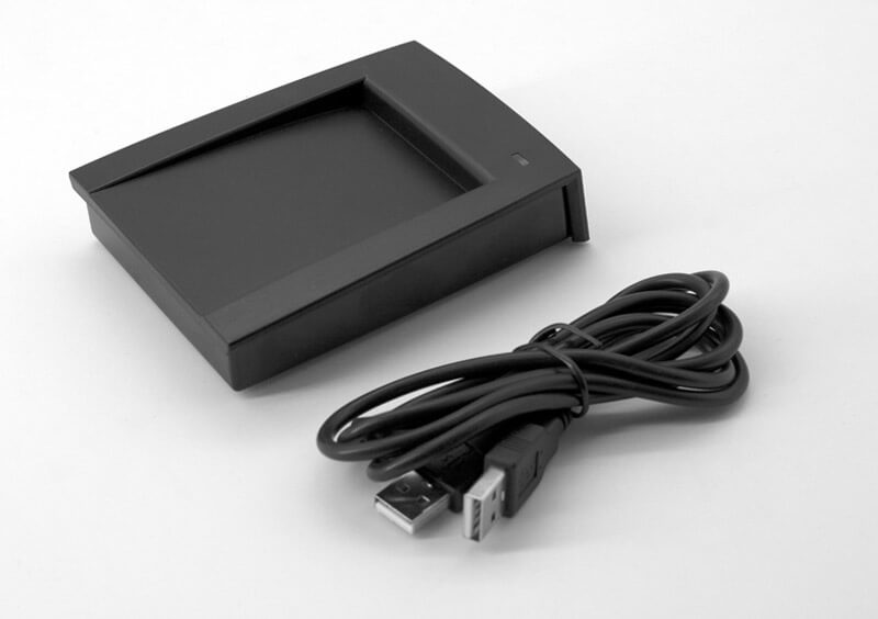 تُبرز هذه الصورة قارئ وكاتب USB لبطاقات MIFARE وتشفير بيانات HF من حيث طرف توصيل الأسلاك ضمن تطبيقات فئة قارئات LF RFID بتردد 125KHz.