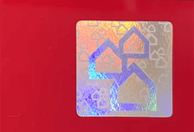 تعرض الصورة عنصر Hologram أمني على بطاقة بلاستيكية لمكافحة التزوير مع تأثيرات انعكاسية.