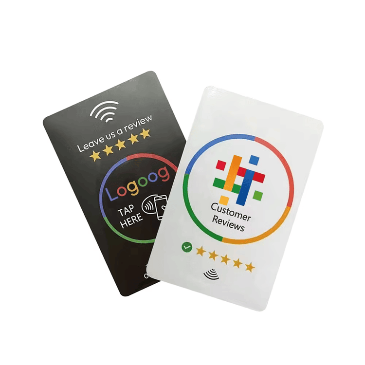 حامل NFC في ردهة فندق يوفر للزوار إمكانية اللمس للوصول إلى دليل رقمي للمدينة والتوصيات المحلية.