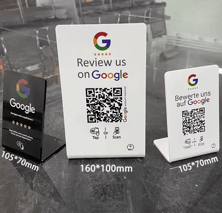 رسم احترافي يوضح عملية مراقبة الجودة لحوامل NFC ذات العلامة التجارية، حيث تخضع كل وحدة لاختبار حساسية الشريحة قبل الشحن.