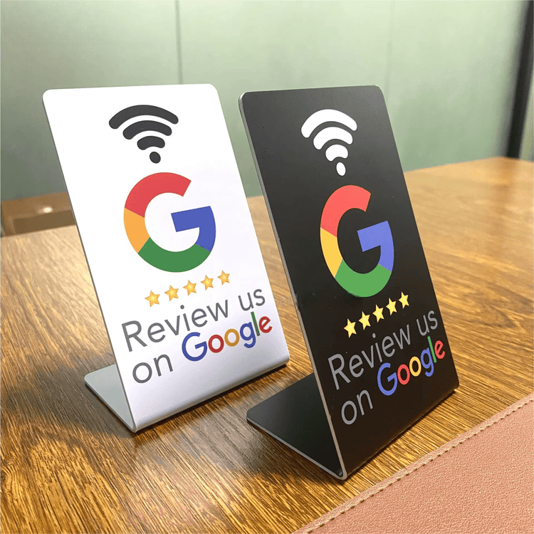 رسم توضيحي يشرح الاستخدامات الرئيسية لحوامل NFC في قطاع الضيافة، بما في ذلك جمع البيانات والترويج التسويقي للعلامات التجارية.
