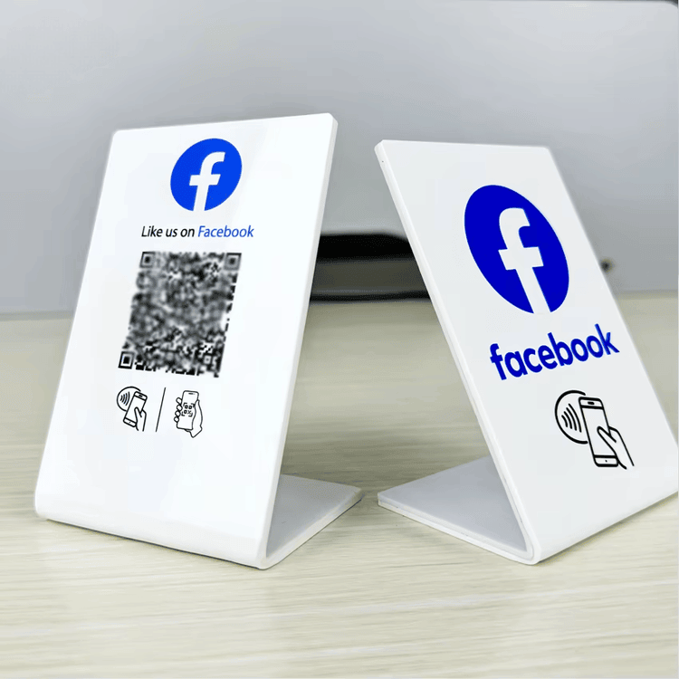 حامل NFC أكريليكي متين ومقاوم للماء، مصمم لمكاتب الاستقبال المزدحمة لتوفير تفاعل رقمي وخدمات تسجيل حضور موثوقة.