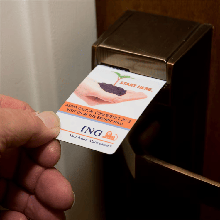 بطاقات مفاتيح فنادق مخصصة لدخول RFID بتصميم بحجم المحفظة للمشترين الذين يقارنون حلول بطاقات بلاستيكية.