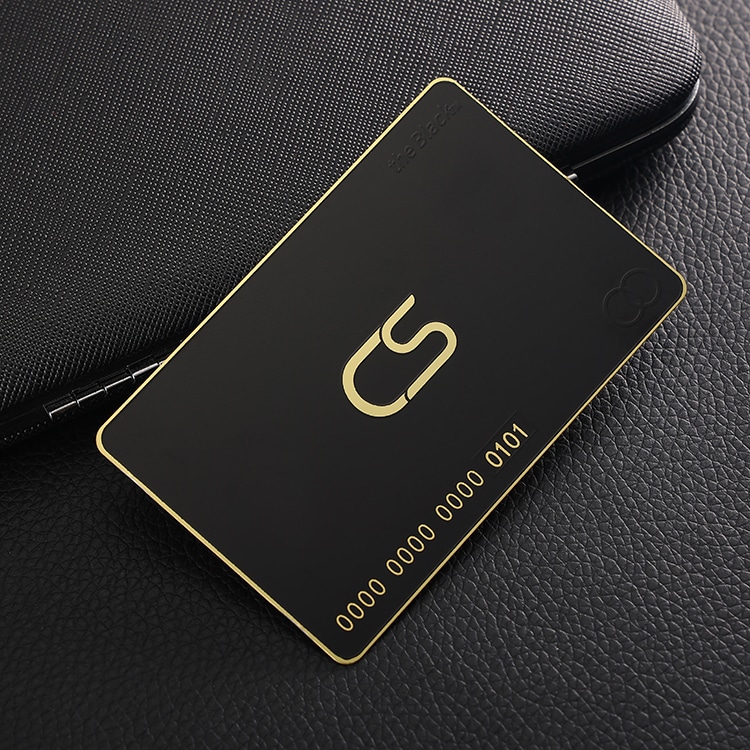 بطاقة VIP بلاستيكية سوداء بحافة ذهبية ولوحة أرقام لعرض دقة تشطيب الحواف والترقيم.