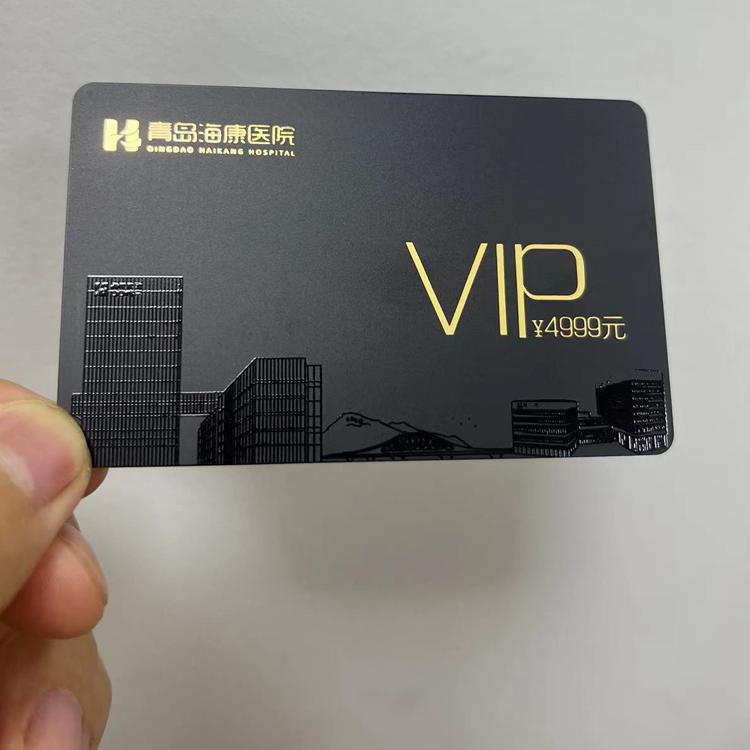 مجموعة بطاقات VIP بلاستيكية فاخرة بالأسود المطفي مع تفاصيل معدنية في الشعار، مصورة على الجلد لإظهار التشطيب الفاخر.