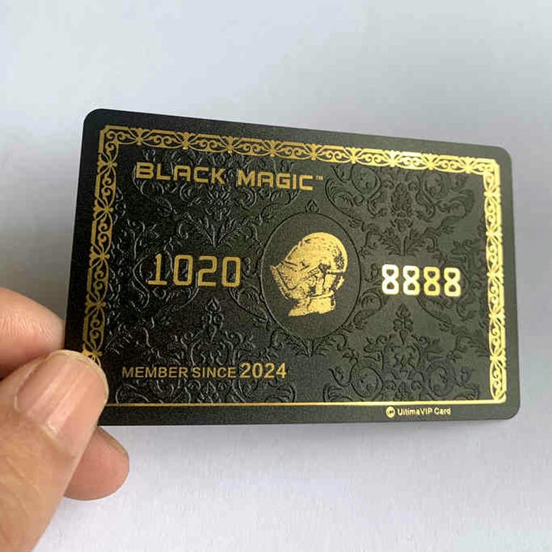 بطاقات بلاستيكية مخصصة بنقش بارز معروضة مع تحكم آمن في الدخول للمشترين الذين يقارنون حلول البطاقات البلاستيكية.