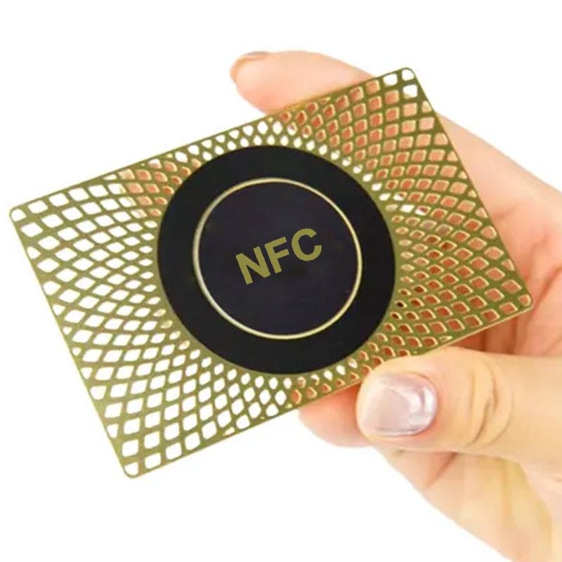 بطاقات أعمال NFC معدنية سوداء مخصصة للمحترفين مع إبراز تشطيب المادة لمشاريع البطاقات المعدنية.