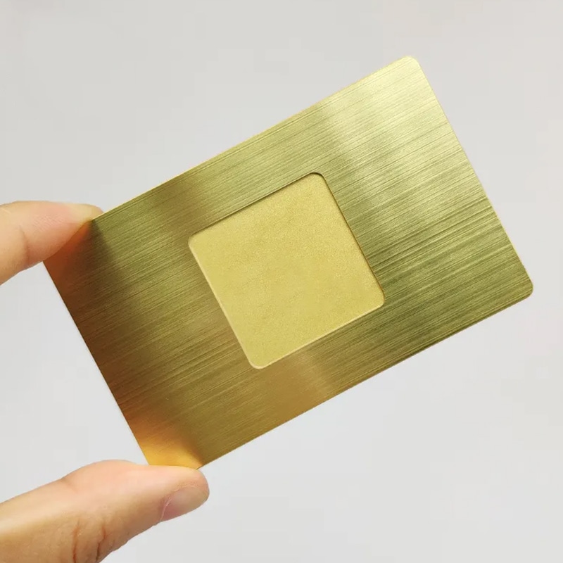 بطاقات أعمال NFC معدنية سوداء مخصصة للمحترفين بتصميم بحجم المحفظة للمشترين الذين يقارنون حلول البطاقات المعدنية.