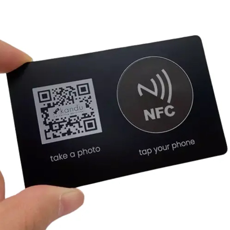 صورة لبطاقات NFC المعدنية السوداء المطفأة المخصصة توضح المسح اللاتلامسي ضمن فئة بطاقات الأعمال المعدنية.