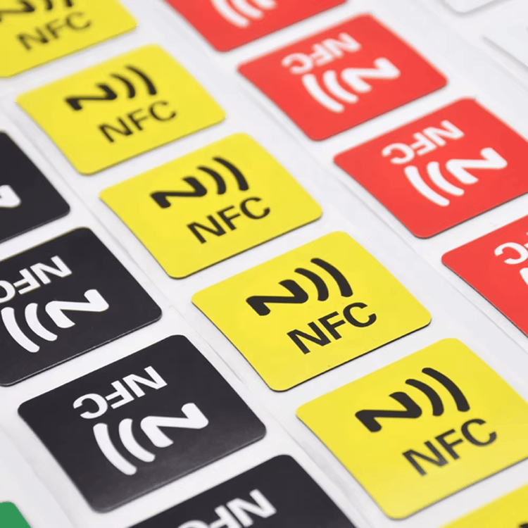 تُعرض بطانات HF RFID لبرامج بطاقات الهدايا الذكية بصورة واضحة تُظهر المسح دون تلامس ضمن تطبيقات ملصقات HF RFID.