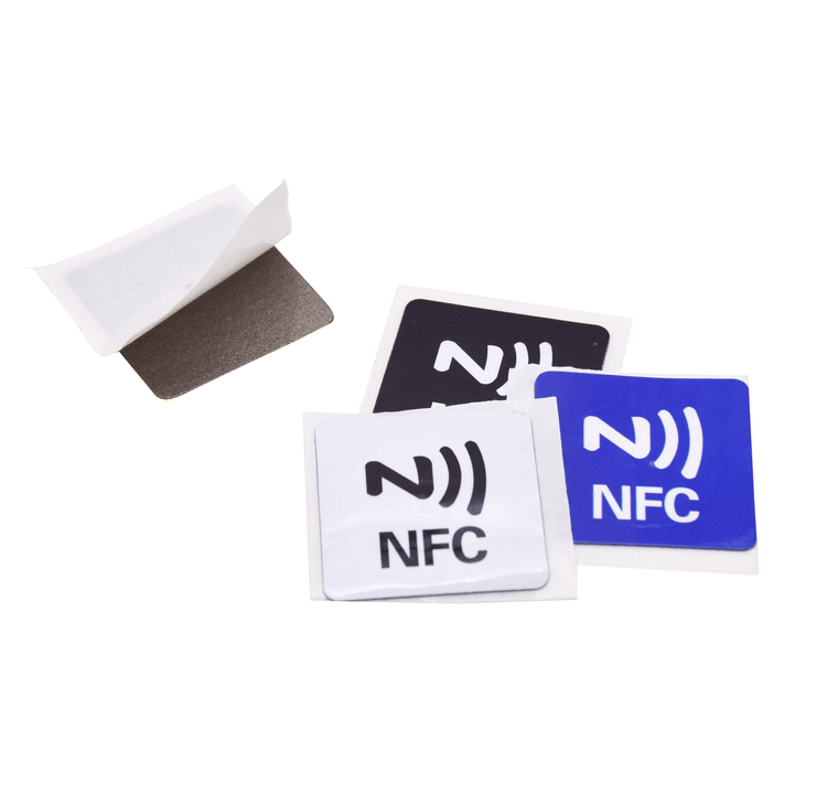 توضح هذه الصورة ملصقات NFC فاخرة لدعوات VIP كملصق متين لتطبيقات ملصقات HF RFID.