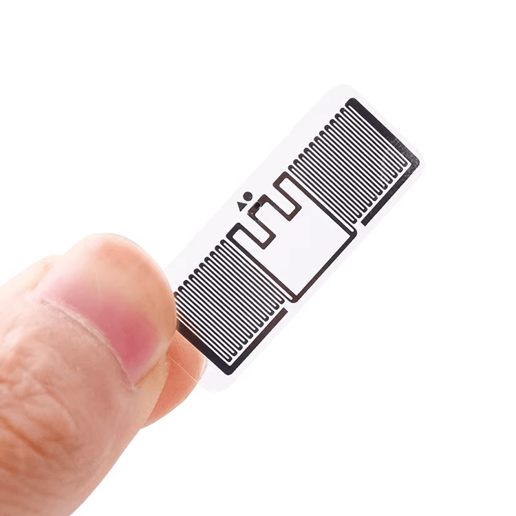 ملصقات UHF RFID بعيدة المدى لأصول المستودعات مع عرض واضح على سطح معدني لتطبيقات ملصقات UHF RFID.