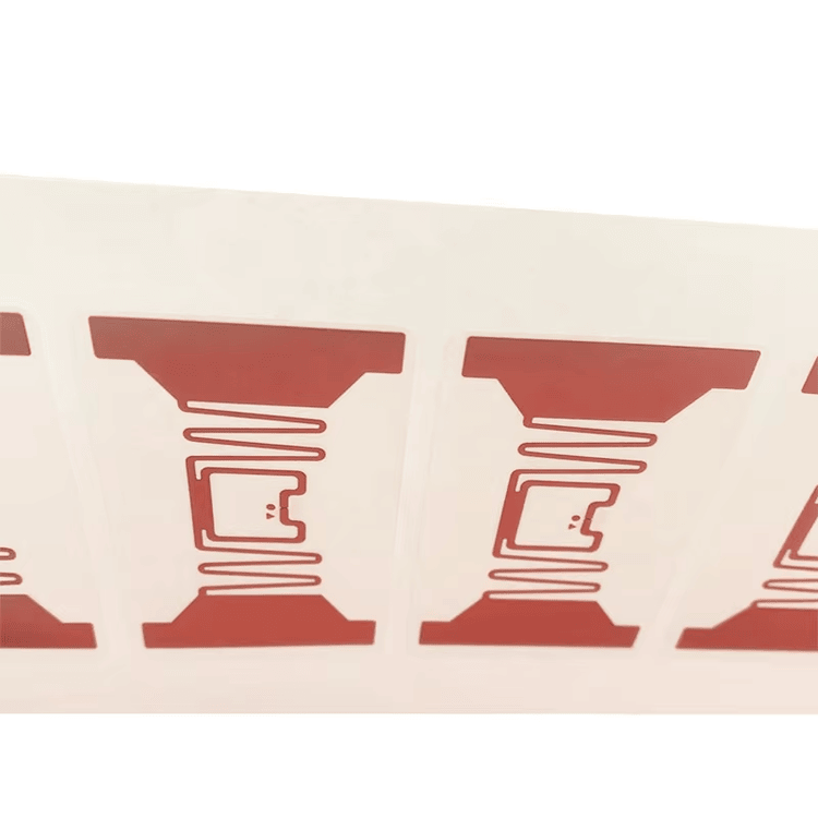 توضح هذه الصورة ملصقات UHF RFID لمواقع رفوف المستودعات في إدارة الأصول ضمن تطبيقات ملصقات UHF RFID.