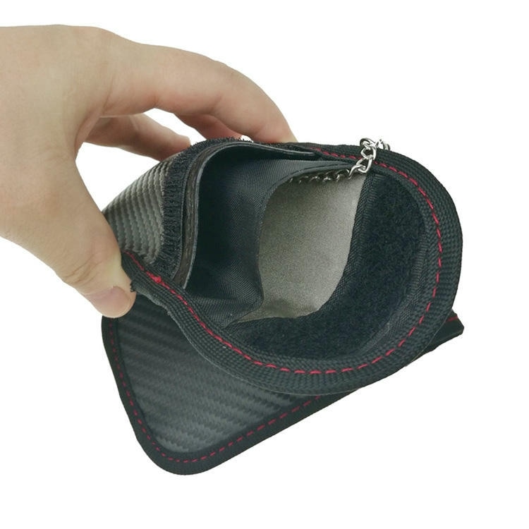 حقيبة حجب RFID العصرية المصنوعة من ألياف الكربون معروضة لإبراز سطحها المقاوم للخدش وطبقة العزل الواقية ذات التقنية المتقدمة.