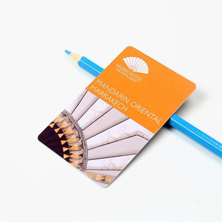 بطاقات دخول RFID تحمل ألوان الشركات الزاهية وشعاراتها لتوفير هوية احترافية للموظفين مع الحفاظ على معايير أمان المنشأة.