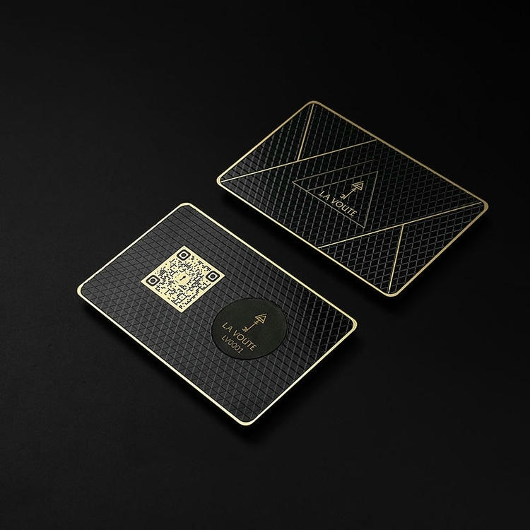 دفعة كبيرة من بطاقات RFID المخصصة للصالات الرياضية، بألوان زاهية وطباعة واضحة، جاهزة للتوزيع على أعضاء نادي اللياقة.