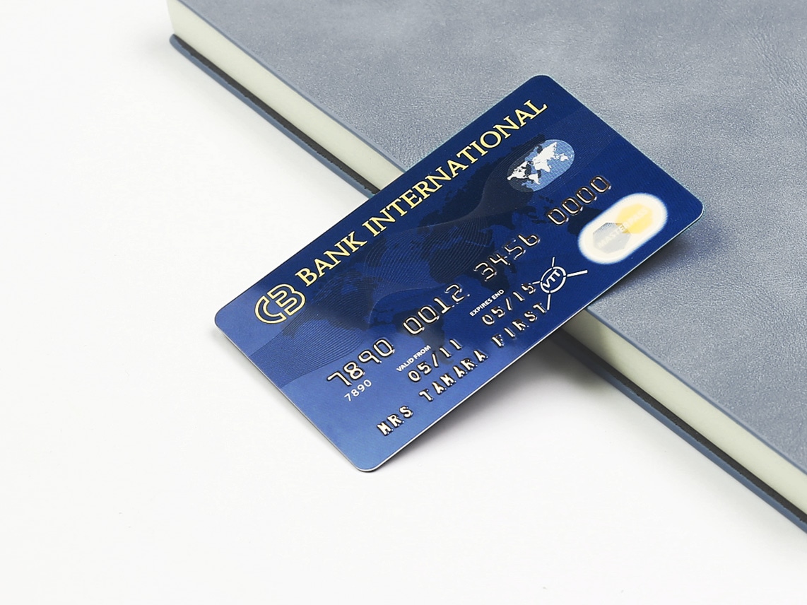 مقارنة جانبية توضح الفرق البصري بين التشطيب اللامع والمطفي على بطاقات RFID عالية الجودة.