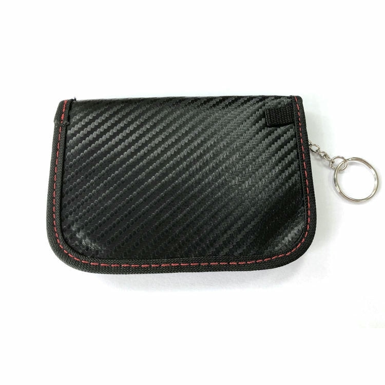 حقيبة حجب RFID الأنيقة المصنوعة من الجلد الأسود هذه تتميز بتصميم مدمج لحماية البطاقات البنكية المنفردة من النشل الإلكتروني.
