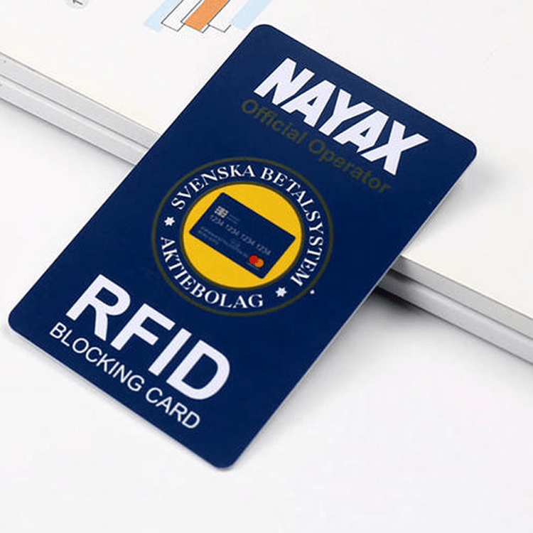 مقارنة مرئية توضح الفرق بين التشطيب اللامع والتشطيب المطفي المتاحين لبطاقات ولاء RFID المخصصة.