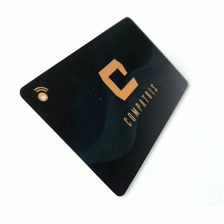صورة للمنتج بزاوية تُظهر بطاقة لحجب RFID بعلامة CompatrIs ورمز لاسلكي على خلفية بيضاء نظيفة.