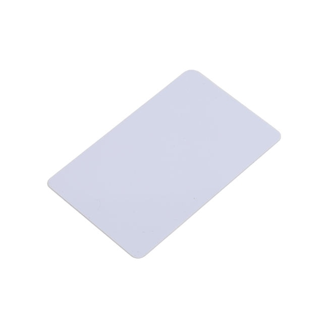 منظر بزاوية لبطاقة فارغة لحجب RFID يُظهر الزوايا المستديرة والسطح المطفي المصمم لمحافظ السفر الرفيعة.