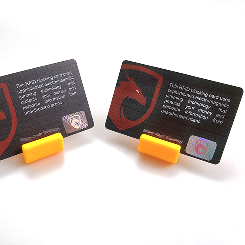 بطاقتا حجب RFID على حاملين أصفرين تعرضان رسالة منع المسح وملصق هولوجرام للتحقق من الأصالة.