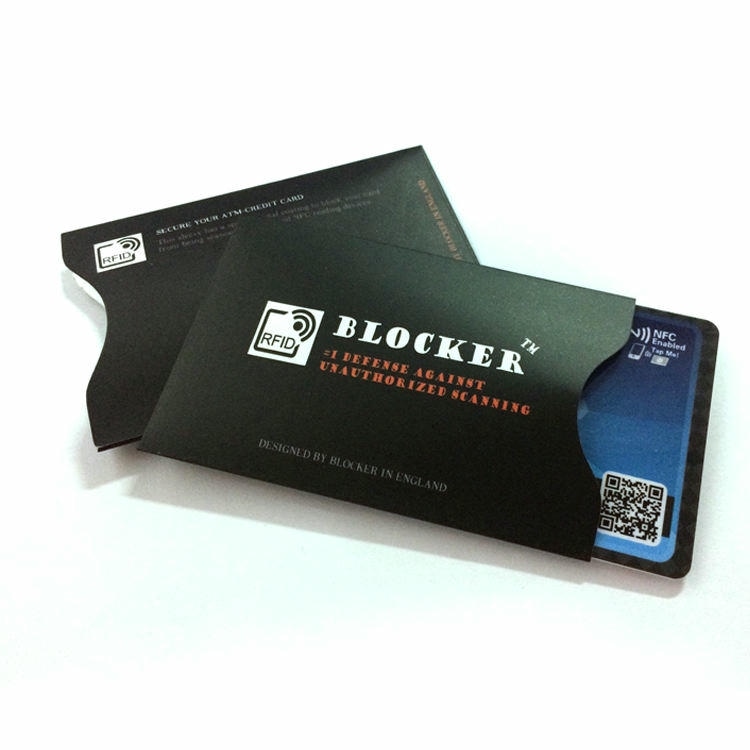 غلافان BLOCKER لحجب RFID موضوعان فوق بطاقة لاتلامسية لتوضيح الحماية من المسح غير المصرح به أثناء الحمل اليومي.