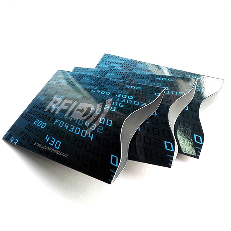 أغلفة RFID زرقاء مانعة للقراءة مرتبة بشكل قائم مع فتحات منحنية لإظهار تصميم الفتحة المرنة وسهولة إخراج البطاقة.
