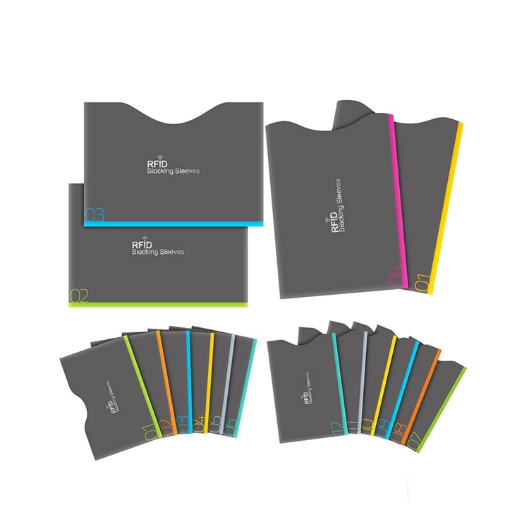 أغلفة رمادية لحجب RFID بحواف ملونة معروضة في مجموعات وترتيبات كالمروحة لإظهار خيارات متعددة للتمييز بالألوان.