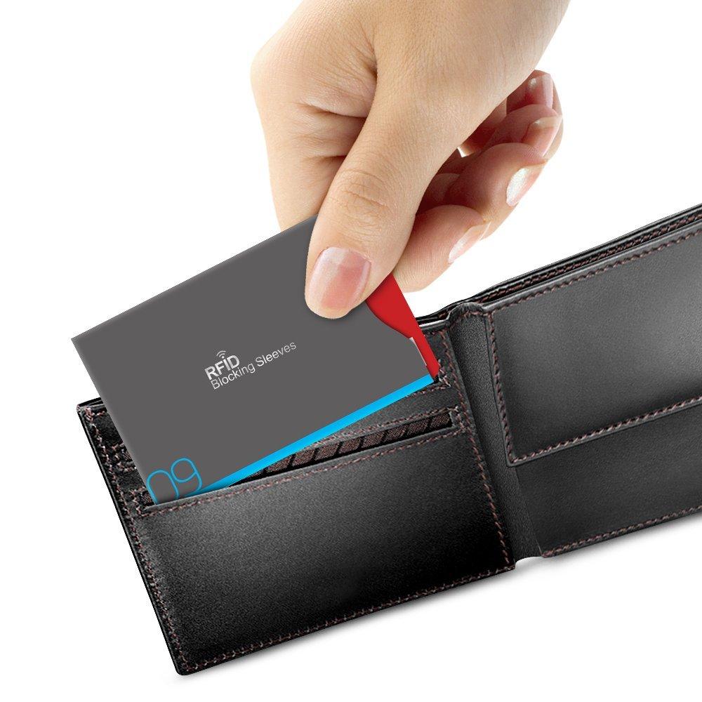 يد تُدخل غلافًا لحجب RFID في جيب محفظة جلدية لتوضيح استخدامه الفعلي لمنع سرقة البيانات بالمسح اللاتلامسي.