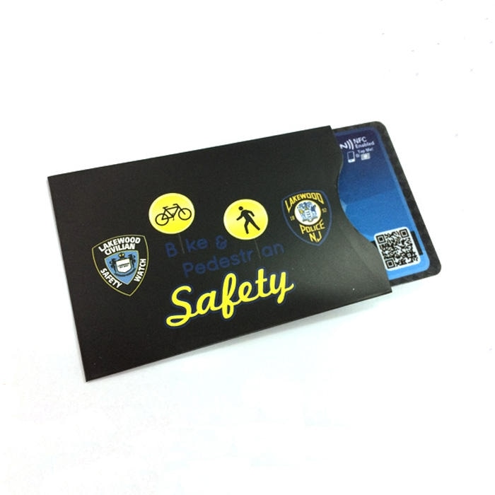غلاف Safety مسطح لحجب RFID معروض وخلفه بطاقة لاتلامسية لإظهار شكل الغلاف المخصص لحفظ البطاقات بأمان في المحفظة.