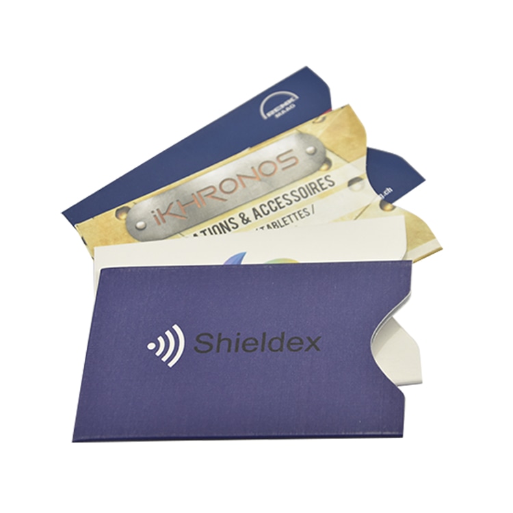 كم RFID أزرق من Shieldex يحمل عدة بطاقات مع فتحة جانبية لتسهيل السحب وحجب القراءة اللاتلامسية.