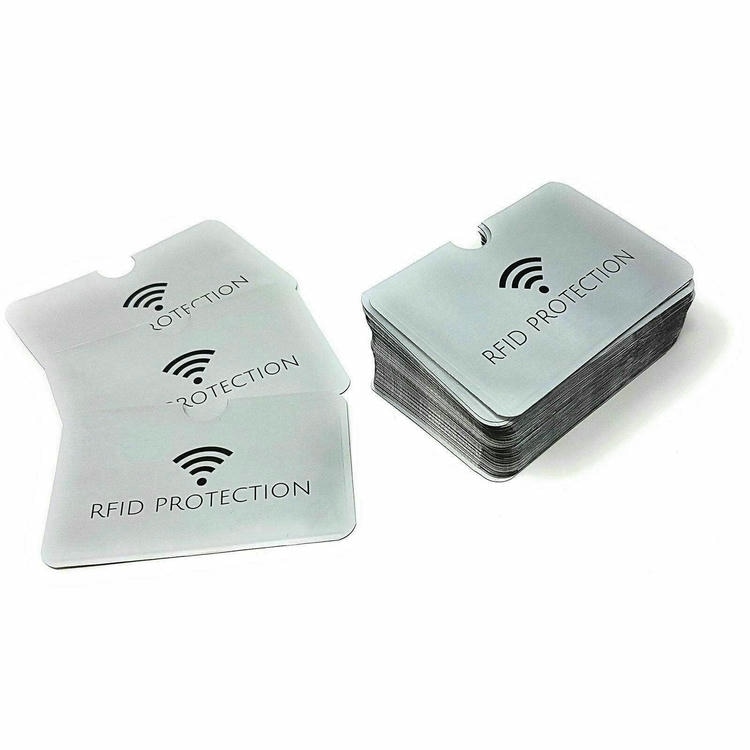 أغلفة فضية لحماية RFID مكدسة ومعروضة بجوار أغلفة منفردة لإبراز التوريد بكميات كبيرة لحفظ بطاقات الهوية بأمان.