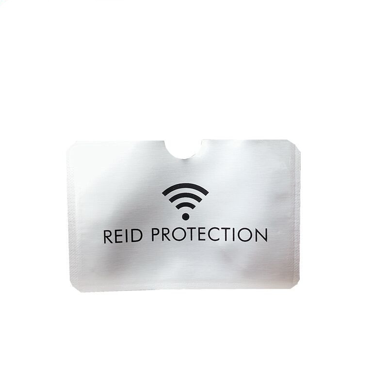 غلاف فضي لحماية RFID بتصميم REID PROTECTION على خلفية بيضاء، مع فتحة إبهام في الوسط لتسهيل إخراج البطاقة.