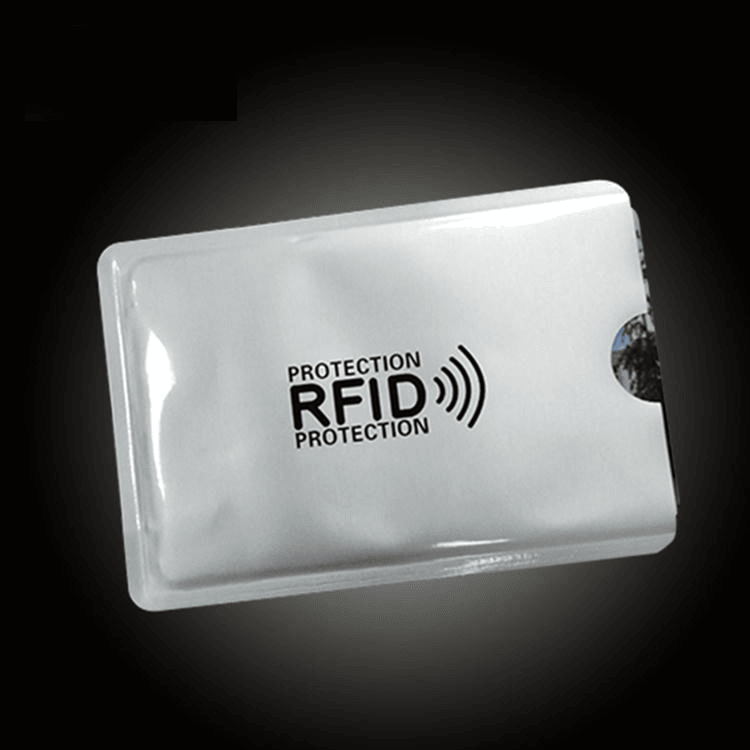 غلاف لحجب RFID مطبوع عليه لفظ «حماية» مع موجات راديوية لتوضيح حجب الإشارات عن البطاقات اللاتلامسية في محفظة السفر.