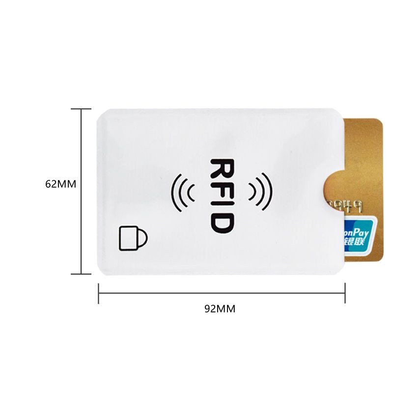 غلاف أبيض لحجب RFID مع رمز قفل RFID وبطاقة مدخلة جزئياً، مع خطوط أبعاد 92mm × 62mm.