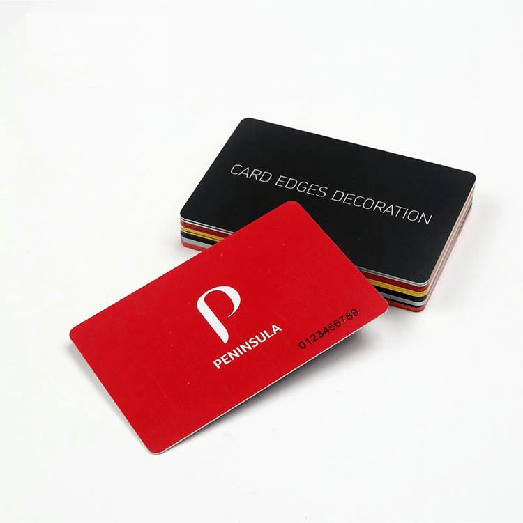 شخص يستخدم بطاقة دخول RFID بتقنية القرب لفتح باب مكتب عبر تقريبها من قارئ بطاقات أمني مثبت على الحائط.