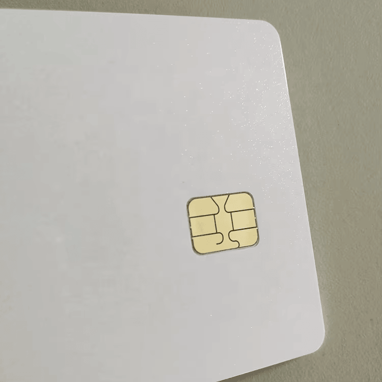 صورة جانبية لبطاقات IC التلامسية لبطاقات الهوية الآمنة ضمن فئة بطاقات الشرائح التلامسية.