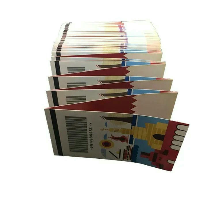 تذاكر RFID لمدن الألعاب مطوية بشكل مروحي تُظهر قسائم مطبوعة متصلة تحمل باركود لتسريع التوزيع وتقليل وقت الانتظار عند الألعاب.