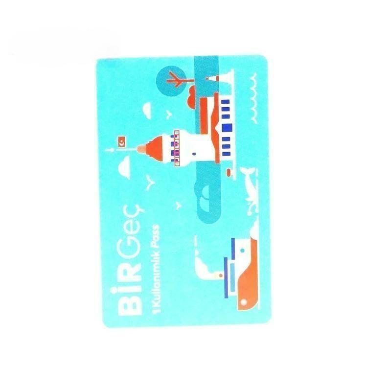 بطاقة تذكرة RFID ورقية مطبوعة مفردة معروضة على خلفية بيضاء لإبراز الحواف النظيفة وأداء المسح المستقر في المواقع.
