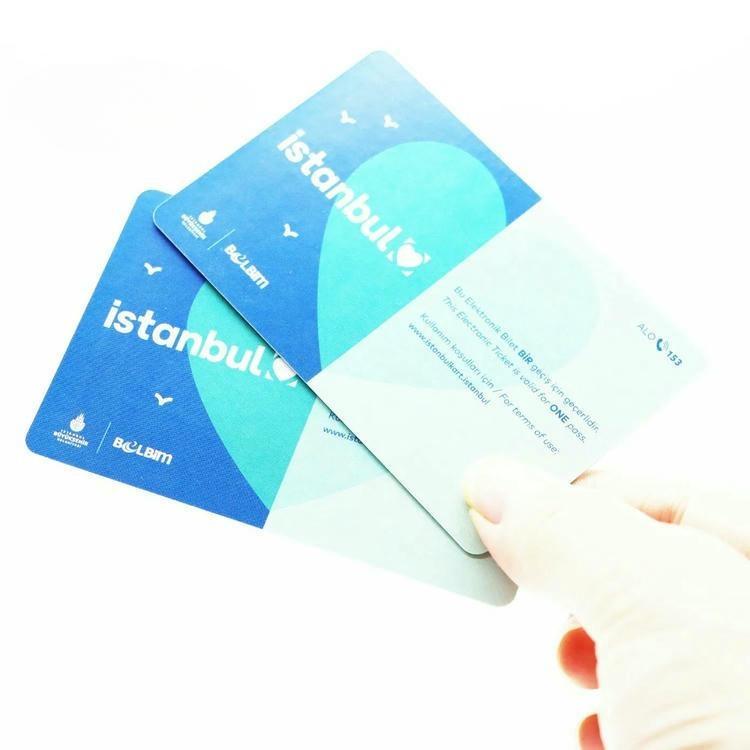 يد تحمل عدة تذاكر RFID ورقية لإظهار سرعة التوزيع وموثوقية التحقق أثناء دخول الحفلات الموسيقية والمهرجانات والملاعب.