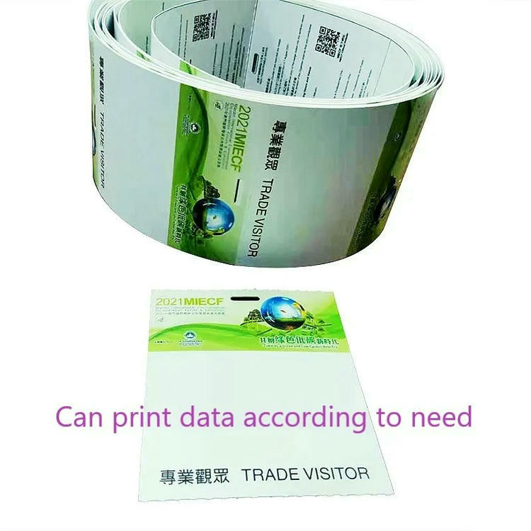 لفة تذاكر RFID وعينة تصريح فردي تُظهران طباعة بيانات متغيرة تتضمن رموز QR ونصوصًا لتوفير مرونة في التعريف بالزوار.