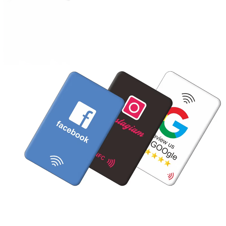 بطاقة مراجعة NFC فاخرة باللونين الأسود والذهبي، مخصصة للصالونات الراقية لتلائم هويتها التجارية.