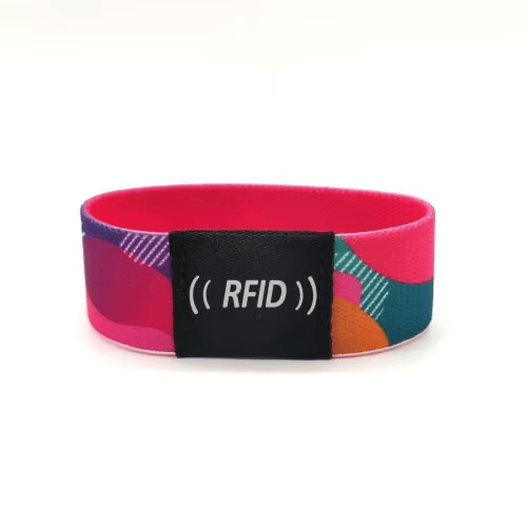 لقطة مقرّبة تُبرز في أساور RFID مرنة للمهرجانات متعددة التردد رقعة PVC المتينة التي تحمي الشريحة الذكية الداخلية من العرق والماء والتلف.