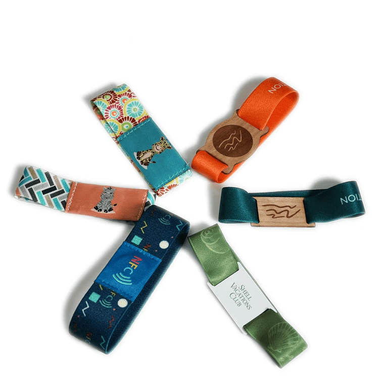 أساور RFID مرنة لدخول الفعاليات من منظور سوار واضح مقاوم للماء ضمن تطبيقات أساور RFID المرنة.