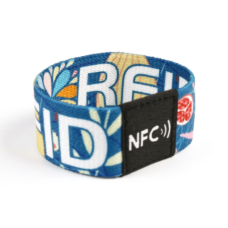 يظهر شخص يرتدي نموذجًا أزرق من أساور RFID مرنة للمهرجانات متعددة التردد لتوضيح الراحة والمرونة التي توفرها الخامة النسيجية المنسوجة.