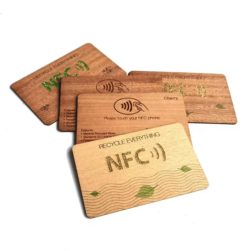 صورة لبطاقات NFC خشبية مخصصة لفعاليات الشركات توضح استخدامها في التحكم بالدخول ضمن فئة البطاقات الخشبية.
