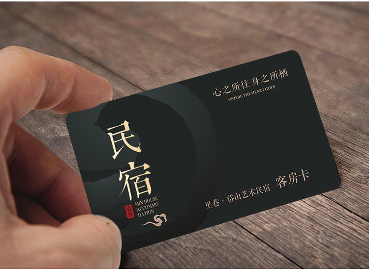 بطاقات عضوية PVC مخصصة لبرامج الولاء مع شعار مطبوع ضمن تطبيقات بطاقات بلاستيكية.