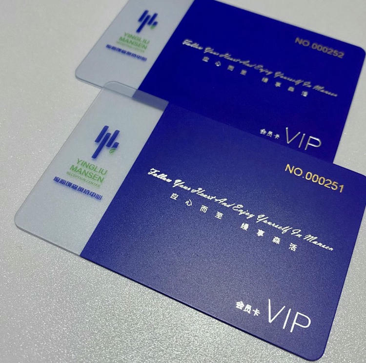 بطاقات عضوية شفافة مخصصة من PVC شفاف في مشهد تطبيقي للمشترين الذين يقارنون حلول بطاقات بلاستيكية.