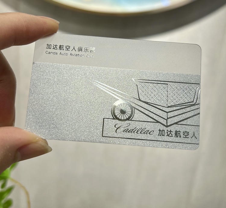 بطاقات عضوية شفافة مخصصة من PVC شفاف مع عرض خلفي للمشترين الذين يقارنون حلول بطاقات بلاستيكية.